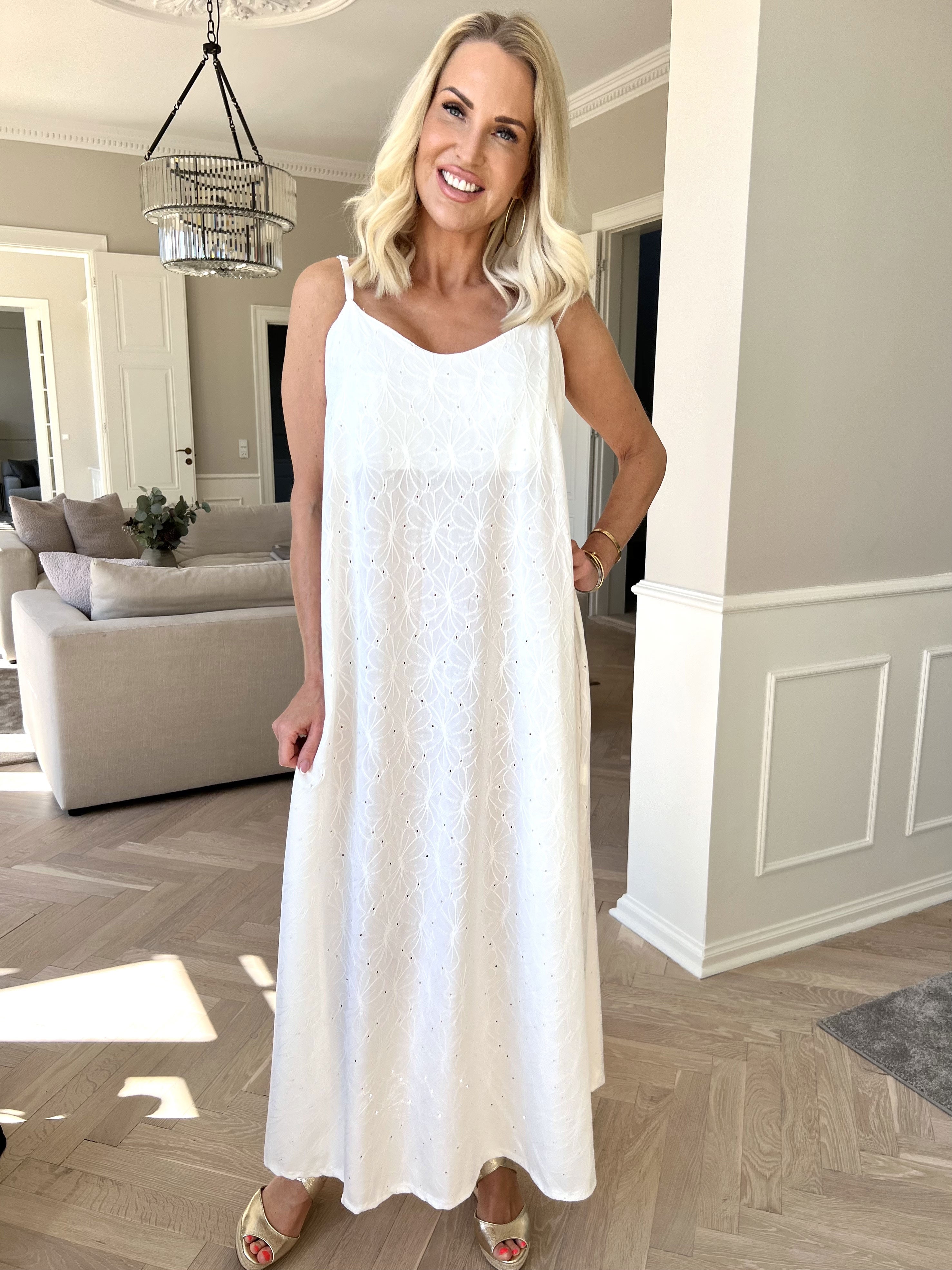 Emilie - Stropkjole i blødt stof med broderie anglaise